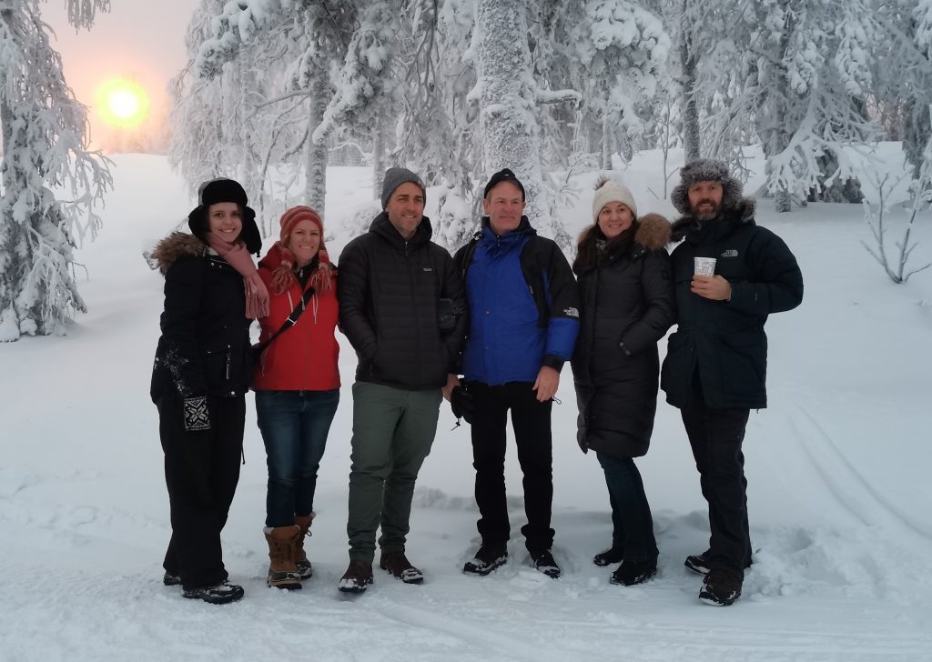 Elokuvakomissio järjestää toisinaan myös tutustumiskierroksia, joissa esitellään alueesta kiinnostuneille tuottajille ja location managereille alueen lokaatioita ja palveluita. Tässä kuvassa fam trip joulukuulta 2019, jolloin Oulussa ja lähiseuduilla vieraili location managereita ja tuottajia Yhdysvalloista ja Briteistä.